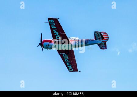 Flug mit Gord Price Yak-50 oder Dam Pub während der Canadian International Air Show (CIAS) in Toronto, Kanada Stockfoto