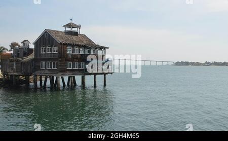 Landschaft mit Panoramablick auf das Pier Café im Seaport Village mit Coronado Bridge im Hintergrund in San Diego, Kalifornien, USA. Stockfoto
