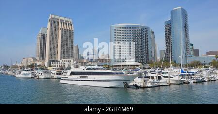 Landschaft mit Panoramablick auf das Marriott Hotel und das Manchester Grand Hyatt Hotel vom San Diego Embarcadero Marina Park in Kalifornien aus gesehen. Stockfoto