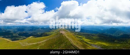 Der Gipfel des Hoverla Luftpanorama auf dem montengrinen Grat Stockfoto