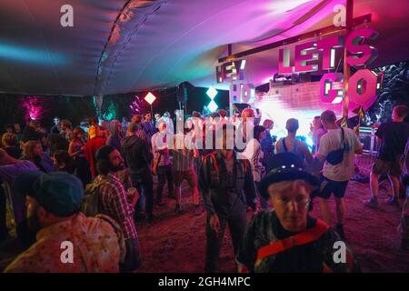 Dorset, Großbritannien. September 2021. Festivalbesucher am Ende des Road Festivals 2021 in den Larmer Tree Gardens in Dorset. Foto: Richard Gray/Alamy Stockfoto