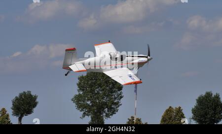 Ferrara Italien 27. JUNI 2021 kleines Propeller-Kunstflugzeug, das in geringer Höhe mit Bäumen im Hintergrund fliegt. Corby CJ-1 Starlet Einsitzer, Amateurflugzeug aus den 1960er Jahren Stockfoto