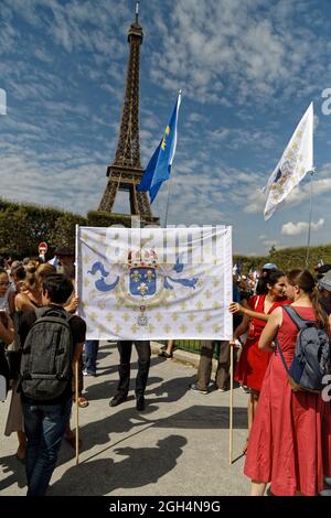 Paris, Frankreich. September 2021. Demonstranten, die während der Demonstration gegen die neuesten Gesundheitsmaßnahmen das royalistische Fleur-de-lys-Symbol hielten Stockfoto