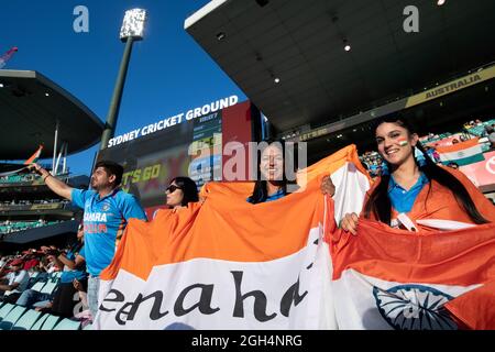 Sydney, Australien, 6. Dezember 2020. Indische Fans beim Cricket-Spiel der Dettol T20 Series zwischen Australien und Indien auf dem Sydney Cricket Ground am 07. Dezember 2020 in Sydney, Australien. Quelle: Steven Markham/Speed Media/Alamy Live News Stockfoto