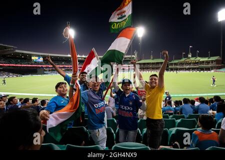 Sydney, Australien, 6. Dezember 2020. Indische Fans beim Cricket-Spiel der Dettol T20 Series zwischen Australien und Indien auf dem Sydney Cricket Ground am 07. Dezember 2020 in Sydney, Australien. Quelle: Steven Markham/Speed Media/Alamy Live News Stockfoto