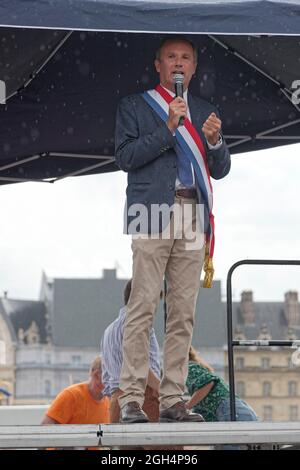 Paris, Frankreich. September 2021. Der Chef von Debout la France und der Abgeordnete Nicolas Dupont-Aignan sprechen während der Demonstration gegen die neueste Gesundheitsmaßnahme. Stockfoto