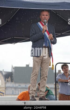 Paris, Frankreich. September 2021. Der Chef von Debout la France und der Abgeordnete Nicolas Dupont-Aignan sprechen während der Demonstration gegen die neueste Gesundheitsmaßnahme. Stockfoto