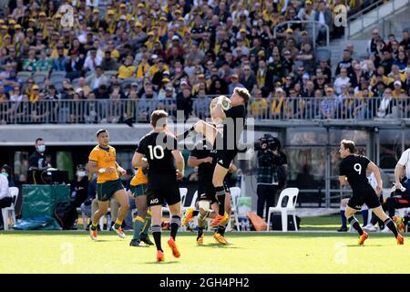 Perth, Australien, 5. September 2021. Jordie Barrett von den All Blacks fängt den Ball und trifft Marika Koroibete von den Wallabies versehentlich mit seinem Stiefel während des Rugby Championship und Bledisloe Cup Matches zwischen den australischen Wallabies und den neuseeländischen All Blacks Credit: Graham Conaty/Speed Media/Alamy Live News Stockfoto