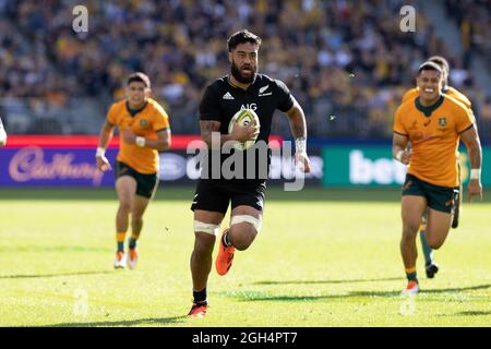 Perth, Australien, 5. September 2021. Lachlan Swinton von den Wallabies spielt den Ball während des Rugby Championship und Bledisloe Cup Matches zwischen den australischen Wallabies und den neuseeländischen All Blacks Credit: Graham Conaty/Speed Media/Alamy Live News Stockfoto