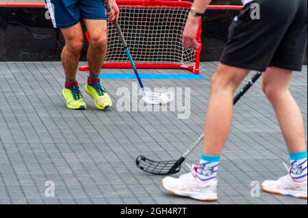 Floorballspieler mit Ball und Stick. Hockeykonzept. Stockfoto