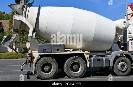 Betonmischer-LKW auf der Baustelle Stockfoto