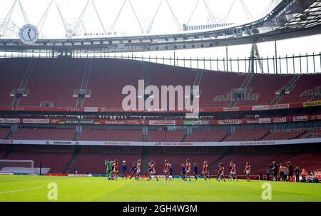 Beide Teams treten während des Spiels der FA Women's Super League im Emirates Stadium, London, auf den Platz. Bilddatum: Sonntag, 5. September 2021. Stockfoto