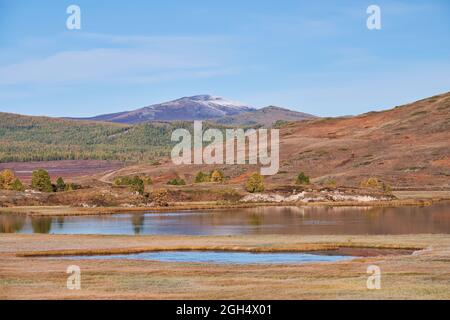 Blick auf den Altai-See Dzhangyskol und das Bergplateau Eschtykel. North Chui Ridge. Altai, Sibirien, Russland. Stockfoto