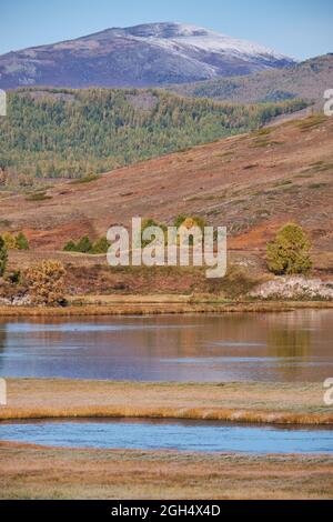 Blick auf den Altai-See Dzhangyskol und das Bergplateau Eschtykel. North Chui Ridge. Altai, Sibirien, Russland. Stockfoto