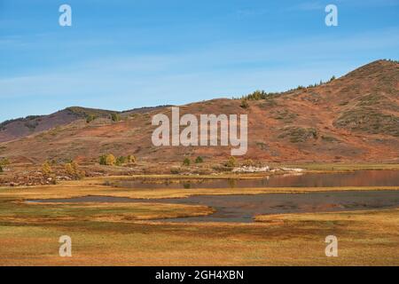 Blick auf den Altai-See Dzhangyskol und das Bergplateau Eschtykel. North Chui Ridge. Altai, Sibirien, Russland. Stockfoto