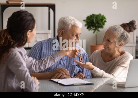 Glückliches Rentnerpaar Kunden, die ein neues Haus kauften Stockfoto