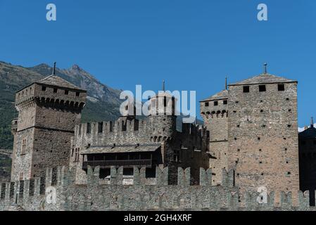 Die Burg von Fénis, die sich in der gleichnamigen Gemeinde befindet, ist eine der berühmtesten mittelalterlichen Herrenhäuser im Aostatal. Bekannt für seine Landschaft Stockfoto
