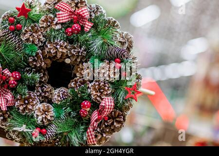 Schöne Weihnachten Kranz auf Store Front Stockfoto