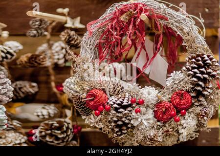 Schöne Weihnachten Kranz auf Store Front Stockfoto