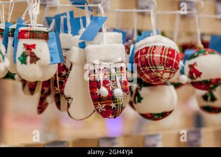 Weihnachten Spielzeug auf dem Weihnachtsbaum. Neues Jahr Dekoration. Dekorierte Schaufenster. Stockfoto