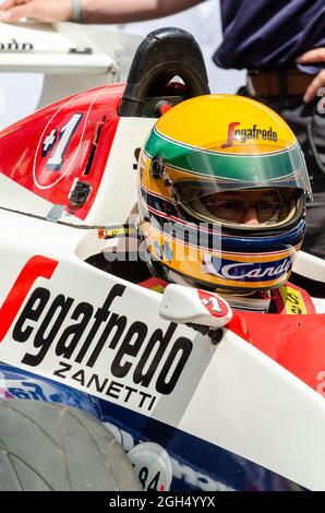 Fahrer in einem Toleman TG184 beim Goodwood Festival of Speed Rennsport 2014. Formel 1 der 1980er Jahre, Grand-Prix-Rennwagen im Fahrerlager, fahrbereit Stockfoto