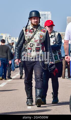 Brighton UK 5. September 2021 - Tausende von Bikern beim Ace Cafe Reunion Brighton Burn Up Event entlang des Madeira Drive an der Küste. Die Veranstaltung gilt als eine der besten Motorradveranstaltungen der Welt und feiert das berühmte North London Ace Café, das 1969 geschlossen und 2001 wieder eröffnet wurde, von wo aus die Biker morgens nach Brighton fahren: Credit Simon Dack / Alamy Live News Stockfoto