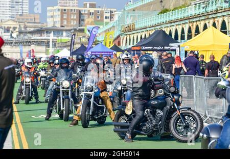 Brighton UK 5. September 2021 - Tausende von Bikern beim Ace Cafe Reunion Brighton Burn Up Event entlang des Madeira Drive an der Küste. Die Veranstaltung gilt als eine der besten Motorradveranstaltungen der Welt und feiert das berühmte North London Ace Café, das 1969 geschlossen und 2001 wieder eröffnet wurde, von wo aus die Biker morgens nach Brighton fahren: Credit Simon Dack / Alamy Live News Stockfoto