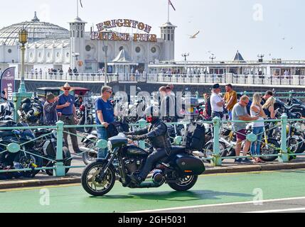 Brighton UK 5. September 2021 - Motorradfahrer passieren den Brighton Palace Pier beim Ace Cafe Reunion Brighton Burn Up Event entlang des Madeira Drive an der Küste. Die Veranstaltung gilt als eine der besten Motorradveranstaltungen der Welt und feiert das berühmte North London Ace Café, das 1969 geschlossen und 2001 wieder eröffnet wurde, von wo aus die Biker morgens nach Brighton fahren: Credit Simon Dack / Alamy Live News Stockfoto