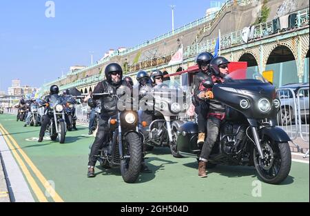 Brighton UK 5. September 2021 - Tausende von Bikern beim Ace Cafe Reunion Brighton Burn Up Event entlang des Madeira Drive an der Küste. Die Veranstaltung gilt als eine der besten Motorradveranstaltungen der Welt und feiert das berühmte North London Ace Café, das 1969 geschlossen und 2001 wieder eröffnet wurde, von wo aus die Biker morgens nach Brighton fahren: Credit Simon Dack / Alamy Live News Stockfoto