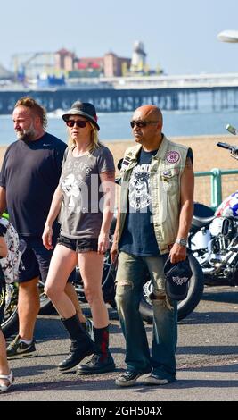 Brighton UK 5. September 2021 - Tausende von Bikern beim Ace Cafe Reunion Brighton Burn Up Event entlang des Madeira Drive an der Küste. Die Veranstaltung gilt als eine der besten Motorradveranstaltungen der Welt und feiert das berühmte North London Ace Café, das 1969 geschlossen und 2001 wieder eröffnet wurde, von wo aus die Biker morgens nach Brighton fahren: Credit Simon Dack / Alamy Live News Stockfoto