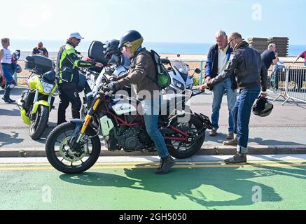 Brighton UK 5. September 2021 - Tausende von Bikern, darunter dieser auf einem alten indischen Motorrad beim Ace Cafe Reunion Brighton Burn Up Event, das entlang des Madeira Drive an der Küste abgehalten wird. Die Veranstaltung gilt als eine der besten Motorradveranstaltungen der Welt und feiert das berühmte North London Ace Café, das 1969 geschlossen und 2001 wieder eröffnet wurde, von wo aus die Biker morgens nach Brighton fahren: Credit Simon Dack / Alamy Live News Stockfoto