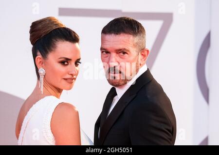 Palazzo del Cinema, Lido di Venezia, Venedig, Italien. September 2021. Penelope Cruz und Antonio Banderas posiert auf dem roten Teppich für COMPETENCIA OFICIAL während der 78. Internationalen Filmfestspiele von Venedig. Bild nach Kredit: Julie Edwards/Alamy Live News Stockfoto