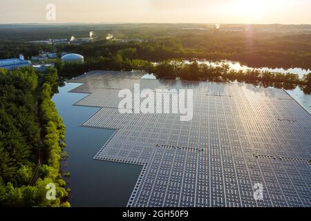 Panorama-Luftaufnahme des Sees in schwimmenden Solarzellen-Plattform auf erneuerbare alternative Elektrizität Stockfoto