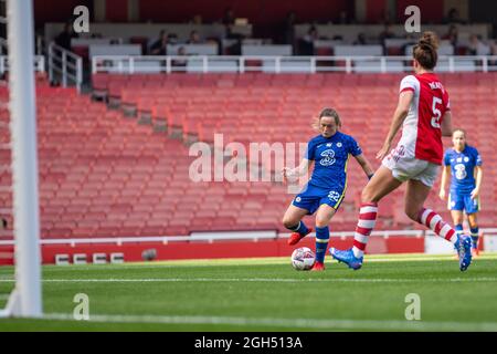 London, Großbritannien. September 2021. Erin Cuthbert (22 Chelsea) erzielt den Ausgleich (1:1) beim Barclays FA Womens Super League-Spiel zwischen Arsenal und Chelsea im Emirates Stadium in London, England. Kredit: SPP Sport Pressefoto. /Alamy Live News Stockfoto