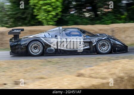 Maserati MC12 Goodwood Cent 100 Rennwagen, der beim Goodwood Festival of Speed Autorennen-Event 2014 die Bergrennen-Strecke hochfährt. Sonderaktion Stockfoto