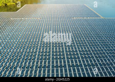 Luftaufnahme des Plattformsystems auf dem See in schwimmenden Solarzellen-Panels Stockfoto