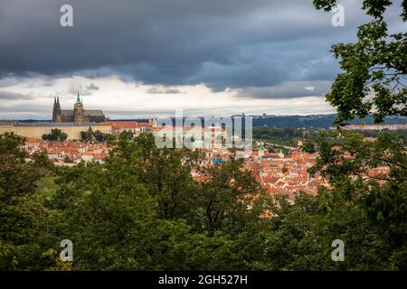 Blick auf die Prager Altstadt vom Petrin-Hügel Stockfoto