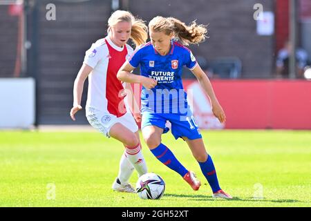 AMSTERDAM, NIEDERLANDE - 5. SEPTEMBER: Nadine Noordam von Ajax und Jarne Teulings vom FC Twente beim Women's Pure Energie Eredivisie Spiel zwischen Ajax und FC Twente am 5. September 2021 im Sportcomplex de Toekomst in Amsterdam, Niederlande (Foto: Patrick Goosen/Orange Picles) Stockfoto