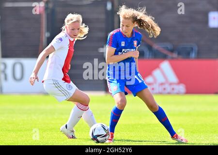 AMSTERDAM, NIEDERLANDE - 5. SEPTEMBER: Nadine Noordam von Ajax und Jarne Teulings vom FC Twente beim Women's Pure Energie Eredivisie Spiel zwischen Ajax und FC Twente am 5. September 2021 im Sportcomplex de Toekomst in Amsterdam, Niederlande (Foto: Patrick Goosen/Orange Picles) Stockfoto