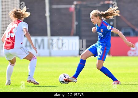 AMSTERDAM, NIEDERLANDE - 5. SEPTEMBER: Victoria Pelova von Ajax und Jarne Teulings vom FC Twente während des Women's Pure Energie Eredivisie-Spiels zwischen Ajax und FC Twente am 5. September 2021 im Sportcomplex de Toekomst in Amsterdam, Niederlande (Foto: Patrick Goosen/Orange Picles) Stockfoto