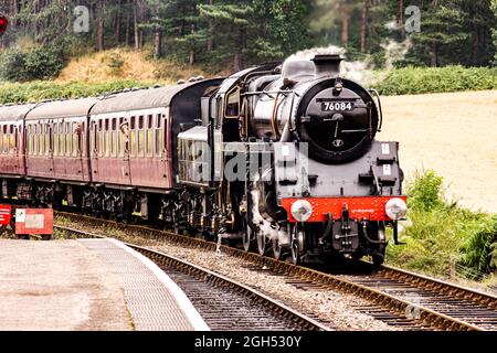 BR Standard 4 No 76084 nähert sich dem Bahnhof Weybourne mit einem Zug nach holt Stockfoto