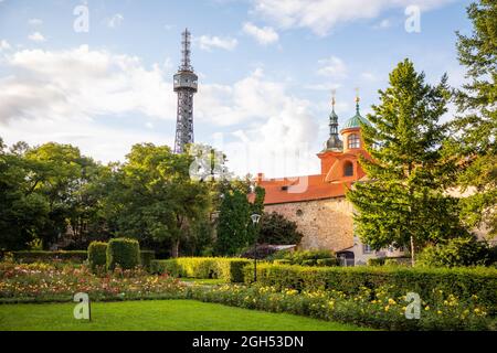 Der Rosengarten auf dem Petrin-Hügel in Prag, Tschechische Republik. Stockfoto