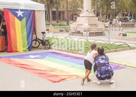 Barcelona, Katalonien, Spanien. September 2021. Frau mit Mädchen wird vor katalanischen Unabhängigkeitsfahnen mit LGTBI-Farben gesehen.Messe der LGTBI-Organisationen, im Stolz von Barcelona 2021, Die unter dem Motto „gemeinsam gegen das Stigma von HIV“ an einem an den 4. September terminierten Termin ohne festliche oder musikalische Aktivitäten aufgrund der Pandemie von Covid-19 abgehalten wurde. (Bild: © Thiago Prudencio/DAX via ZUMA Press Wire) Stockfoto