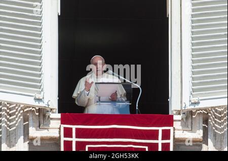 Rom, . September 2021. 5. September 2021: Papst Franziskus hält seine Rede, während er das Angelus-Mittagsgebet auf dem Petersplatz im Vatikan leitet. Kredit: Unabhängige Fotoagentur/Alamy Live Nachrichten Stockfoto