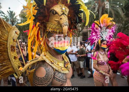 Barcelona, Katalonien, Spanien. September 2021. Die brasilianische Samba-Schultänzerin trägt eine Schutzmaske mit den LGTBI-Farben und wird während des Pride of Barcelona 2021 gesehen.der Pride of Barcelona 2021 wurde am Samstag, dem 4. September, zu einem neuen Termin unter dem Motto „'Zusammen gegen das Stigma von HIV''“ abgehalten. Mit einer Lektüre eines Manifests und als große Attraktion eine brasilianische Samba-Schulparade. (Bild: © Thiago Prudencio/DAX via ZUMA Press Wire) Stockfoto