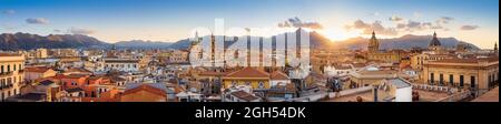 Panoramablick auf die Altstadt von palermo bei Sonnenuntergang, sizilien Stockfoto