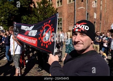 Torun, Polen, Polen. September 2021. Ein Demonstrator hält ein Banner während eines Anti-vax-Protestes am 5. September 2021 in Torun, Polen. Einige hundert Personen nahmen an einer Kundgebung Teil, die von der Partei der rechtsextremen Konföderation (Konfederacja) gegen obligatorische Impfstoffe, die Einführung des grünen COVID-19-Zertifikats, bekannt als Green Pass, und die Beschränkungen, die eingeführt wurden, um die Ausbreitung des SARS-CoV-2 Coronavirus einzudämmen. (Bild: © Aleksander Kalka/ZUMA Press Wire) Stockfoto