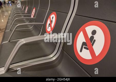 BARCELONA, SPANIEN - 18,2021. AUGUST: Sitzreihe im perspektivischen Bereich des Flughafens im Abflugterminal von Barcelona, ohne sitzen und Abstand halten zu müssen Stockfoto