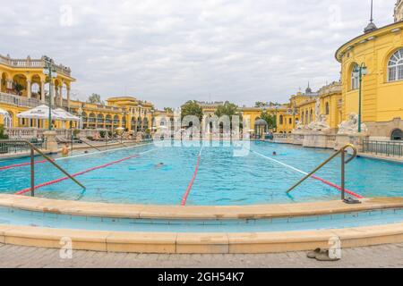 BUDAPEST, UNGARN - 19. AUGUST 2021: Freibad im Szechenyi Thermalbad in Budapest Stockfoto