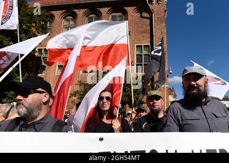 Torun, Polen, Polen. September 2021. Mitglieder der Anti-vax-Miliz nehmen am 5. September 2021 in Torun, Polen, an einem Protest Teil. Einige hundert Personen nahmen an einer Kundgebung Teil, die von der Partei der rechtsextremen Konföderation (Konfederacja) gegen obligatorische Impfstoffe, die Einführung des grünen COVID-19-Zertifikats, bekannt als Green Pass, und die Beschränkungen, die eingeführt wurden, um die Ausbreitung des SARS-CoV-2 Coronavirus einzudämmen. (Bild: © Aleksander Kalka/ZUMA Press Wire) Stockfoto